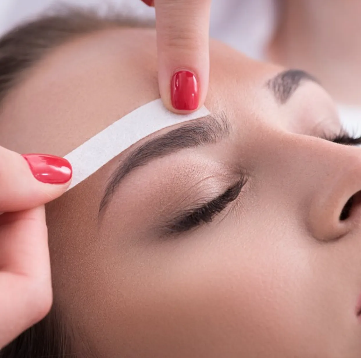 women wybrow waxing